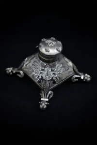 Encrier en métal argenté style Napoleon III à décor de salamandre, vue d'en haut