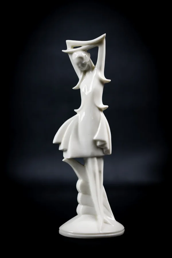 Figurine en porcelaine blanche émaillée Sitzendorf représentant une danseuse.