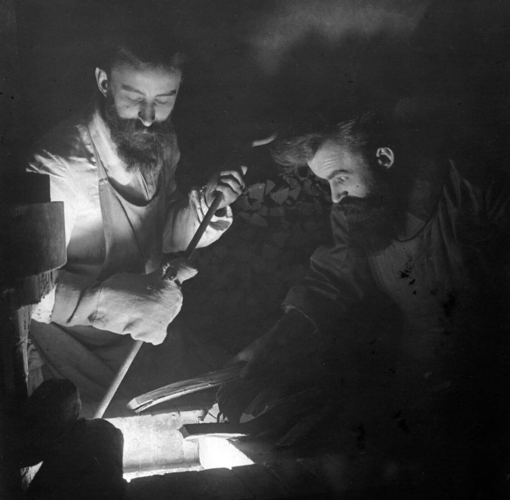 Les frères Jospeh et Pierre Mougin devant leur four