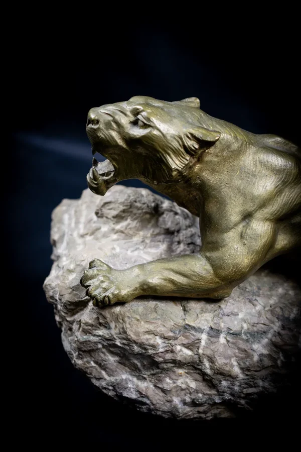 Sculpture en bronze d'une Lionne blessée sur un rocher, par Richard Fath - 2