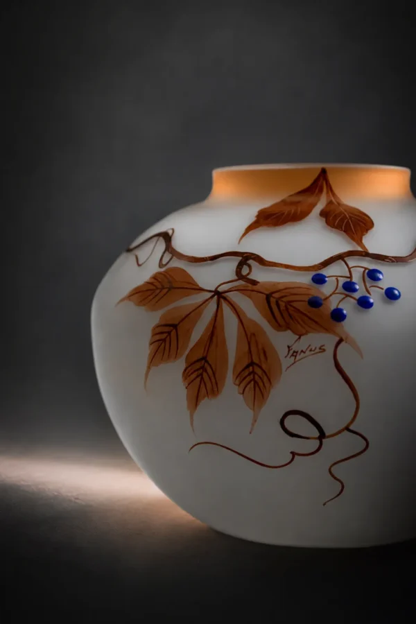 Photo de présentation vase en verre décor floral Fanus en vente sur la boutique en ligne Maison Quand Même