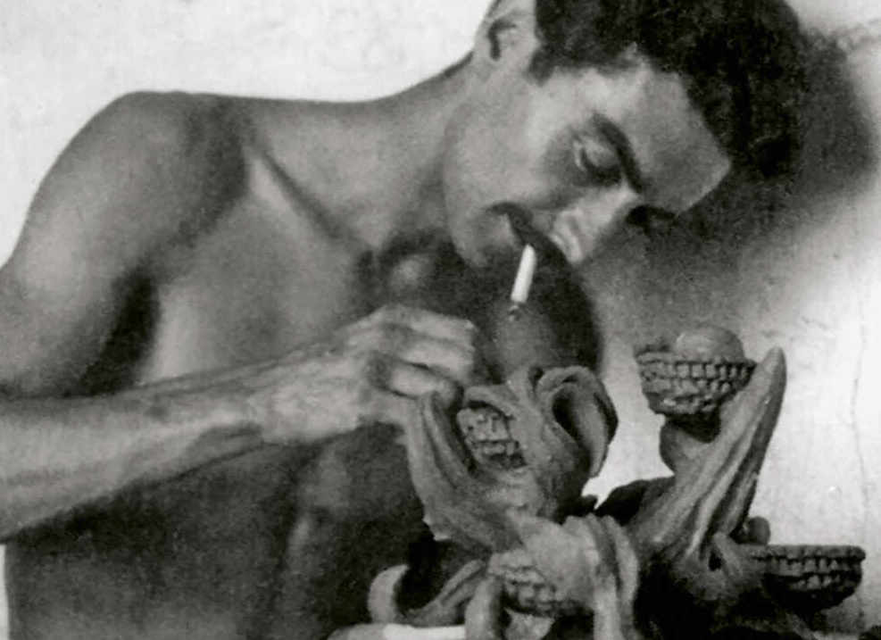 Roger Capron façonnant une pièce, à Vallauris, 1947
