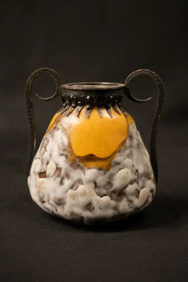 Vase Piriforme en Grès Émaillé, polychrome avec anses et col en fer forgé patiné de Louis Dage, Art Déco. Vue de face, portrait.