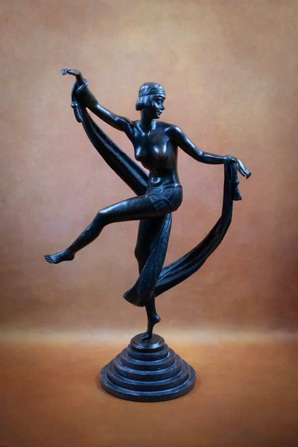 "Le Pas de l'Écharpe" Danseuse Art Déco aux seins nus sur un pied, Bronze à patine brune sur base en marbre à gradins de Fanny Rozet. Vue de face. Format portrait.