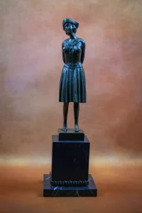 Femme élégante, bronze Art Déco, d'après Chiparus - vue face portrait.