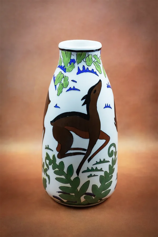 Vase en céramique polychrome à décor de biches entourées de verdure, sur fond crème - Vue de face 2, format portrait.
