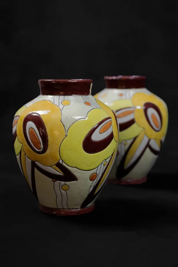Paire de vase Keramis en faïence émaillée polychrome à décor cloisonné floral stylisé. Vue de Face l'un derrière l'autre portrait.