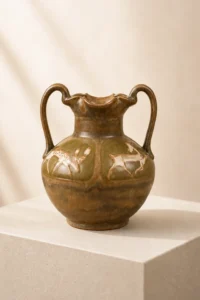 Photo de présentation vase à anses décor aux biches Louis Lourioux vendue sur la boutique en ligne Maison Quand Mëme