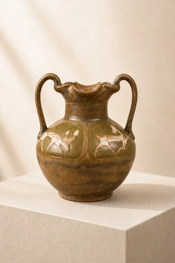 Photo de présentation vase à anses décor aux biches Louis Lourioux vendue sur la boutique en ligne Maison Quand Mëme