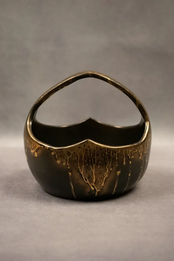 Coupe à anse en grès irisé à décor de coulures dorées par Léon Pointu - vue de face portrait.