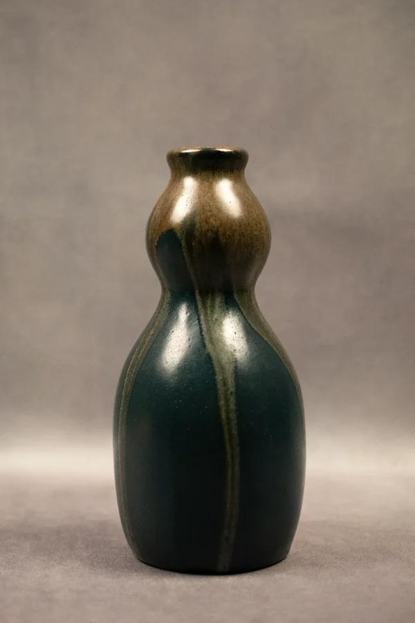 Vase bilobé à en grès émaillé bleu canard, coulures brunes et blanches de Léon Pointu - vue de face portrait.