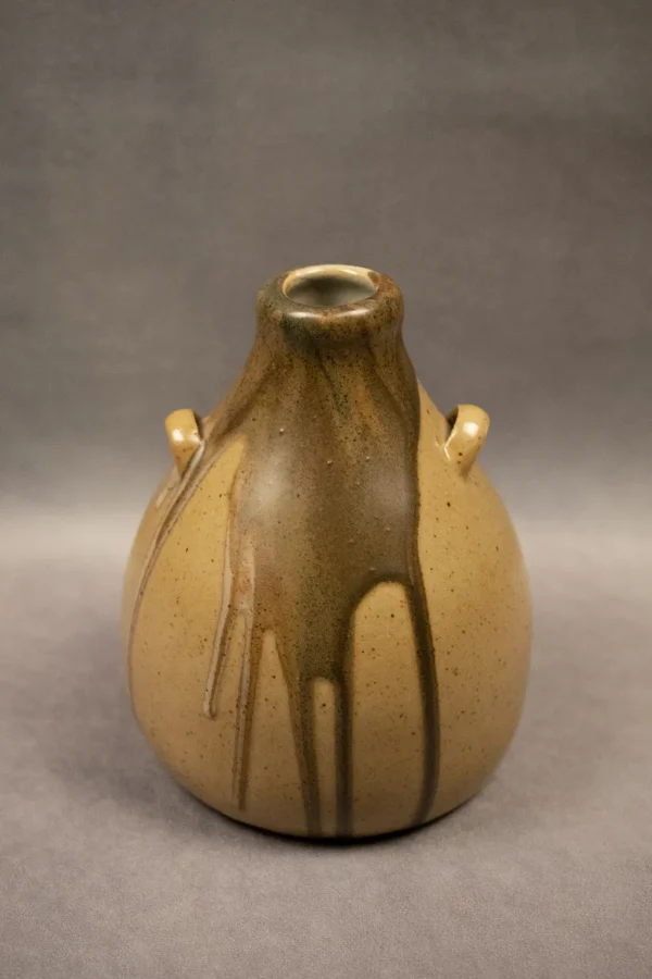 Vase piriforme à deux petites anses de forme bouteille à col resserré Léon Pointu, inspiré des bouteilles à saké japonaises Tokkuri , fond émaillé ocre doux enrobé de l'émail brun du col, larges coulures marbrées de blanc et de brun - Vue de face portrait