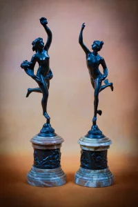 Mercure et Abondance volants sur souffle d'Eole. Paire de Sculptures en bronze reposant sur un fût en marbre à décor d'une frise en bronze historiée. D'après Jean de BOLOGNE et CLODION.