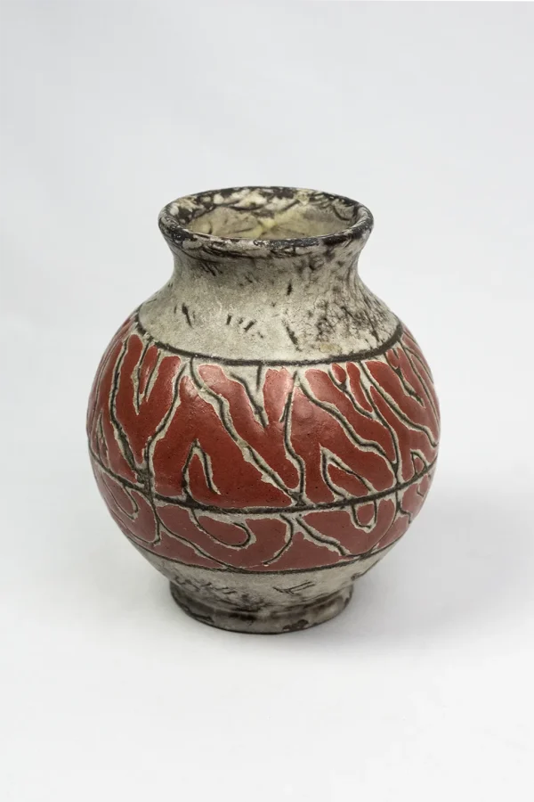 Vase boule en grès émaillé rouge Jérôme Massier Vallauris – vue de trois quart