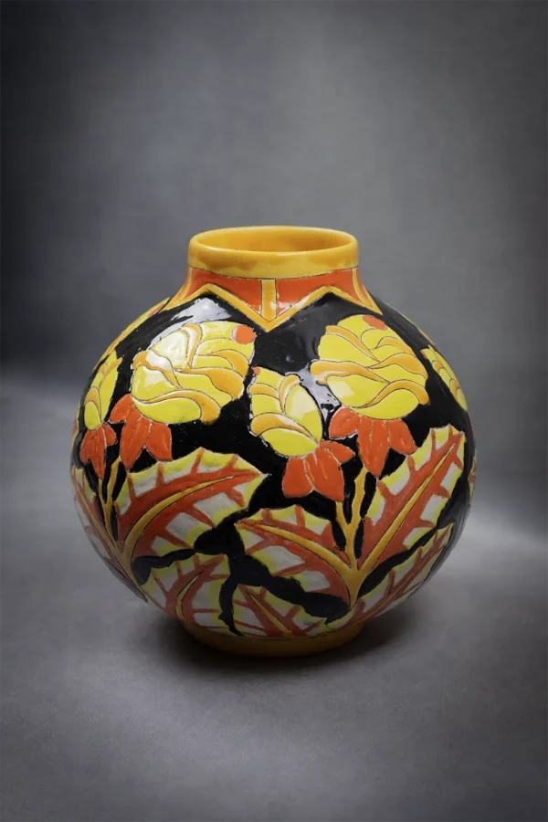 Vase boule Keramis en faïence craquelée, décor floral 2072, noir, jaune et orange. Vue de face, format portrait.