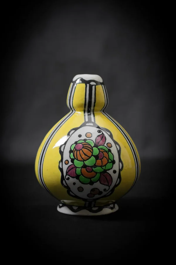 Vase soliflore Catteau à décor de motifs floraux en médaillons. Modèle D.876. Vue de face portrait.