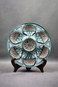 Assiette à Huîtres Vintage en Céramique de Robert Picault - sur présentoir, de face - format portrait.