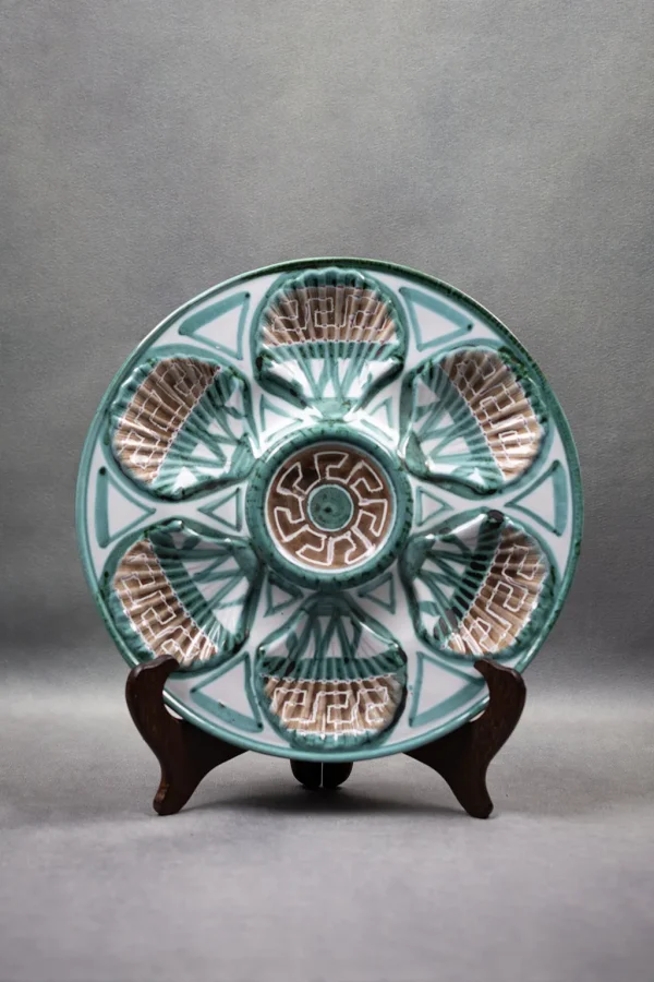 Assiette à Huîtres Vintage en Céramique de Robert Picault - sur présentoir, de face - format portrait.