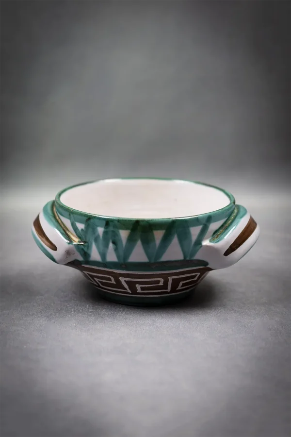 Bol à oreilles Robert Picault avec décor géométrique vert et marron, intérieur émaillé blanc, format portrait.