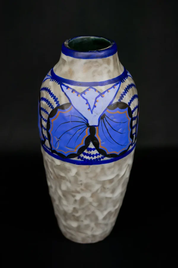 Vase en grès émaillé à décor de motifs stylisés en ailes de papillon de Louis Dage. De trois quart dessus, format portrait.