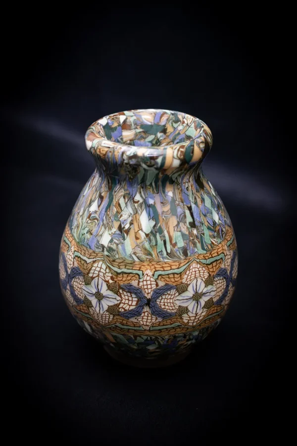 Vase en céramique émaillée Gerbino en terre mêlée. De face, format portrait.