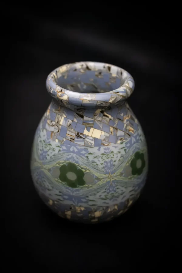 Vase en céramique émaillée Gerbino à motifs géométriques. De face 2, format portrait.