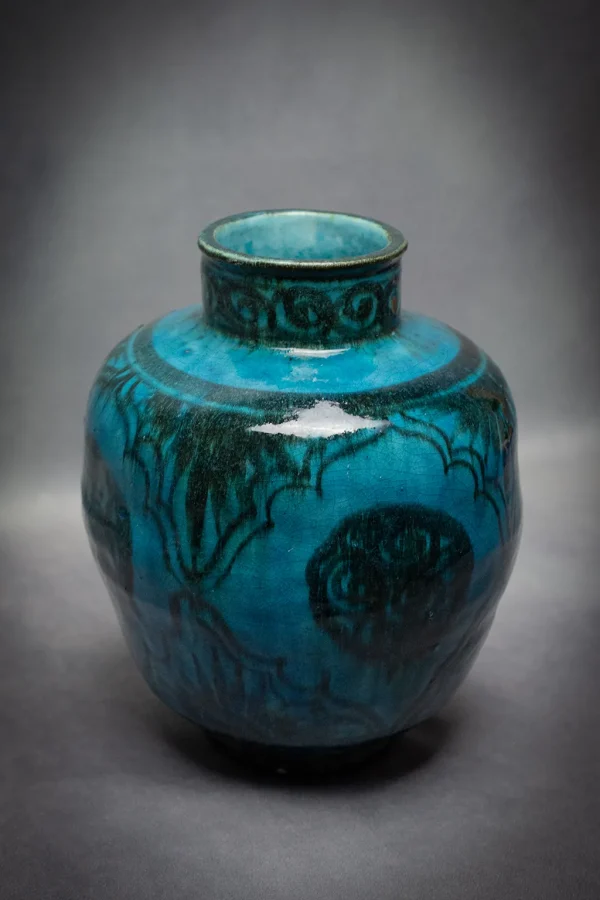 Vase orientalisant en faïence émaillée bleu turquoise et noir d'Edmond Lachenal, vue rapprochée.