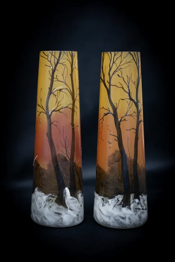 Vase Legras avec décor de sous-bois enneigé, fond jaune orangé, signé à la base