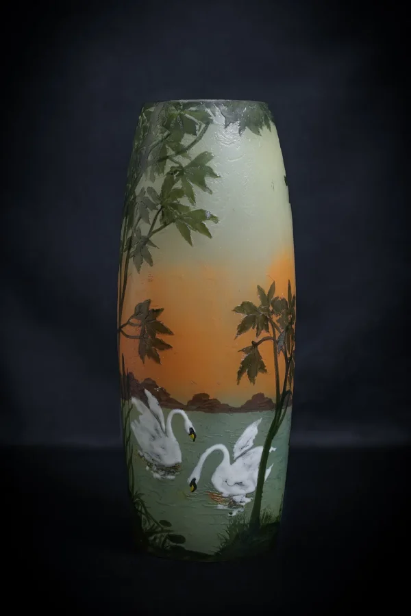Grand vase Legras dégagé à l'acide avec décor de cygnes.
