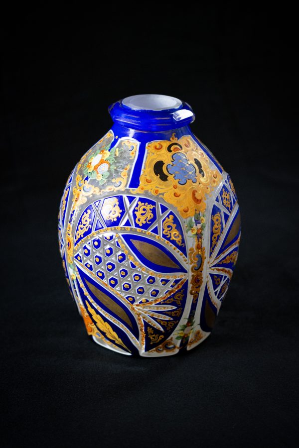Vase en cristal overlay bleu et blanc taillé, à riche décor émaillé et doré de fleurs et rinceaux végétaux - De côté, format portrait.