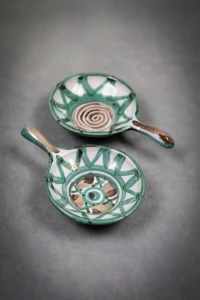 Paire de salerons de Robert Picault avec motifs en spirale et géométriques, l'un au dessus de l'autre