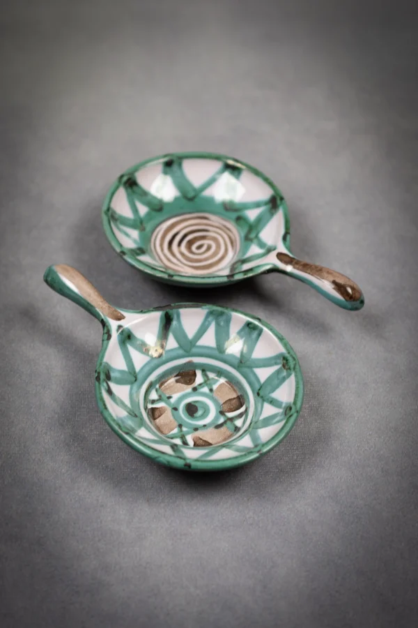 Paire de salerons de Robert Picault avec motifs en spirale et géométriques, l'un au dessus de l'autre