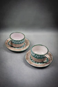 Paire de tasses en céramique de Robert Picault avec sous-tasses assorties - vue de face, tasses l'une en dessous de l'autre.