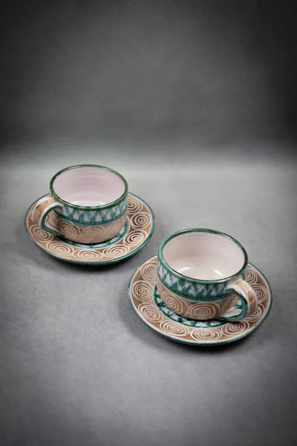 Paire de tasses en céramique de Robert Picault avec sous-tasses assorties - vue de face, tasses l'une en dessous de l'autre.