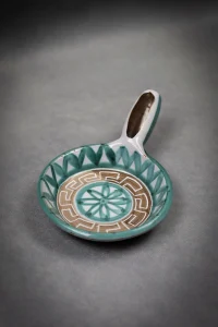 Petit poêlon à décor de frise géométrique de Robert Picault, vue légèrement du dessus, poignée à l'arrière droite.