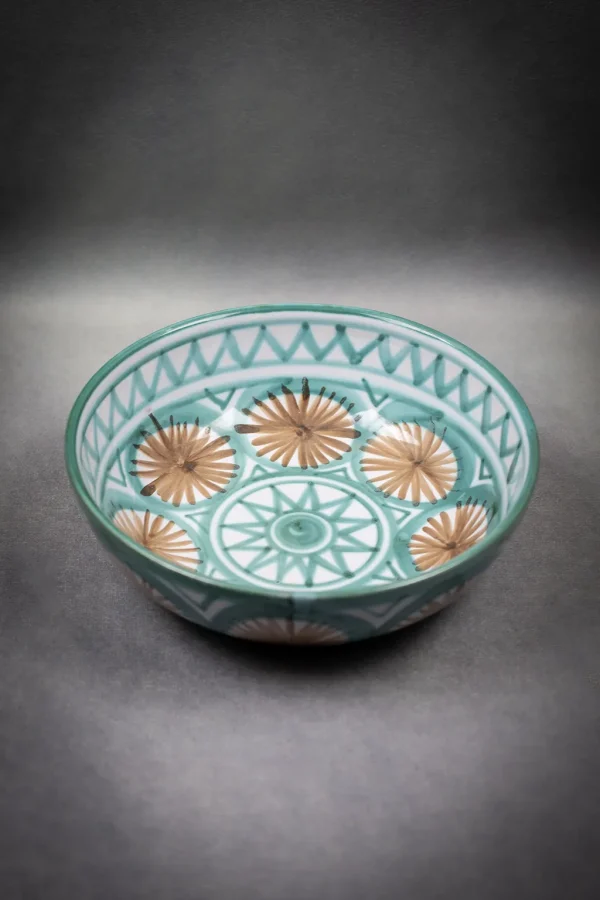 Petit Saladier de Robert Picault, vue légèrement inclinée sur l'intérieur à décors géométriques. Format portrait.