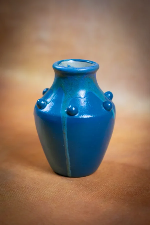 Petit vase en grès émaillé à coulures grises sur fond bleu de Léon Pointu - Vue de trois quarts