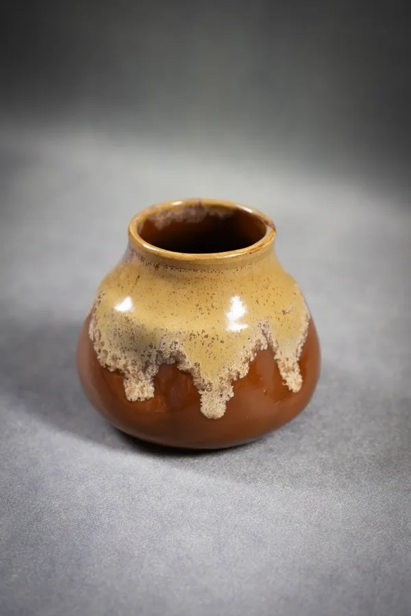 Petit vase en grès émaillé marron avec coulures beiges de Léon Pointu. Format portrait.