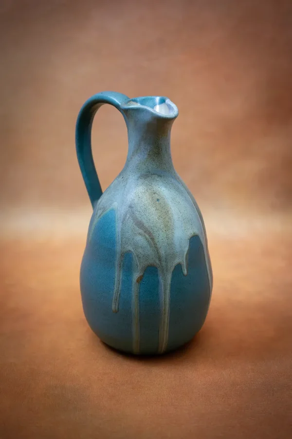 Vase pichet en grès émaillé à coulures grises sur fond bleu de Léon Pointu - Vue de trois quarts, anse à gauche.