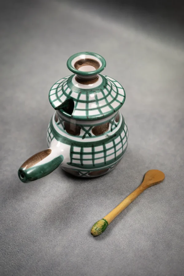 Pot à moutarde en faïence de Robert Picault avec motifs géométriques, petite cuillère en bois posée à côté.