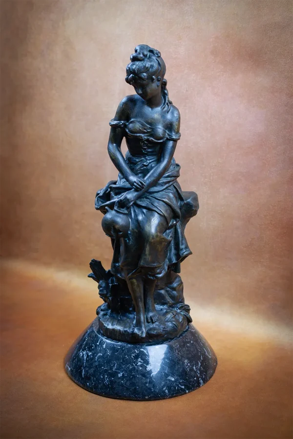 Vue de face de la sculpture en bronze représentant une femme assise avec une cruche par Hippolyte François Moreau.