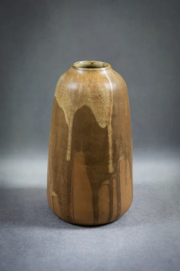 Vase en grès émaillé à coulures beige sur fond marron de Léon Pointu - Vue de face