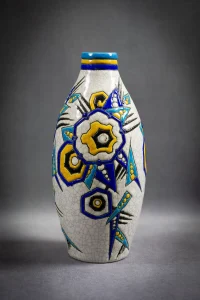 Vase fuselé polychrome à décor floral Art Déco signé Charles Catteau pour Keramis.