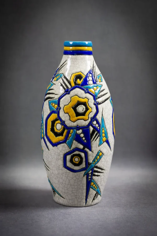 Vase fuselé polychrome à décor floral Art Déco signé Charles Catteau pour Keramis.