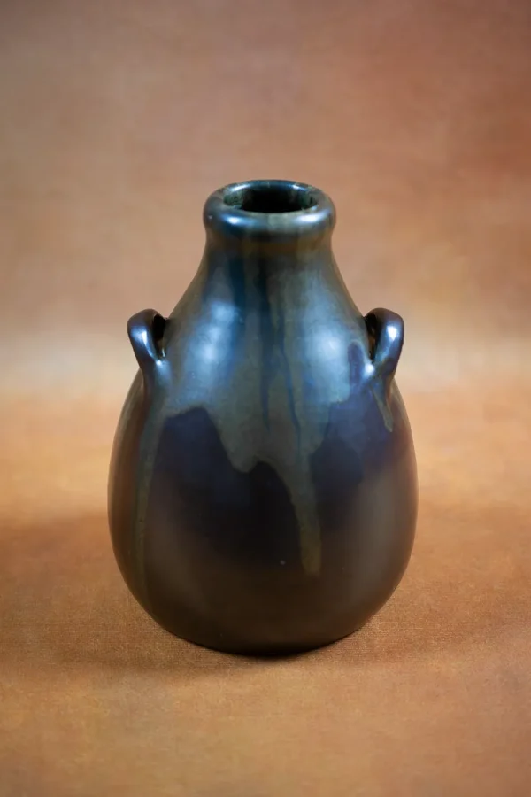Vase piriforme à deux petites anses en grès avec émail chocolat et brun marbré, vu de l'autre côté, format portrait.