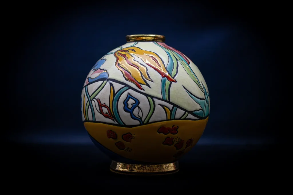 Vase boule en porcelaine émaillée polychrome à décor de fleurs en Émaux de Longwy - Vue de face 2, format paysage.
