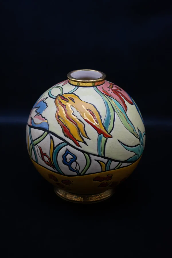 Vase boule en porcelaine émaillée polychrome à décor de fleurs en Émaux de Longwy - Vue de face 2, format portrait.