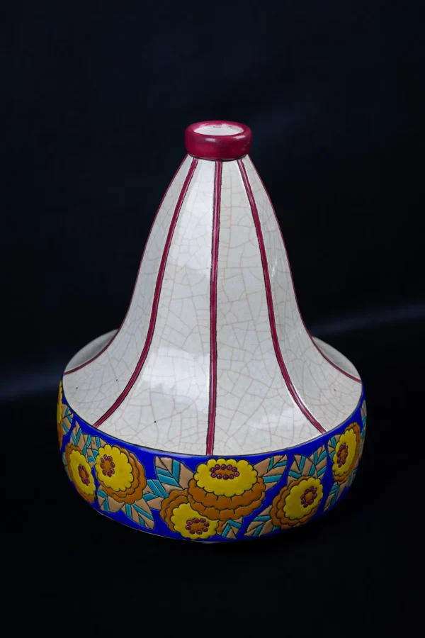 Vase toupie Art Déco en Émaux de Longwy, orné sur sa base d'une frise de fleurs stylisées jaunes sur fond bleu - Vue de face, format portrait.