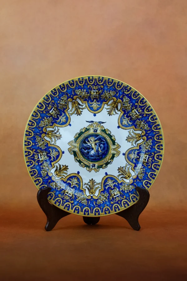 Assiette en faïence de Gien avec décor central d'angelot chevauchant un oiseau, style Renaissance italienne