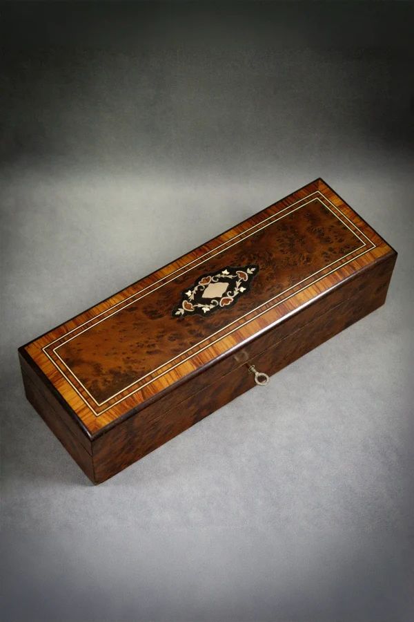Coffret à gants Napoléon III en marqueterie de bois de rose, bois de loupe et filets de laiton fermé, portrait.